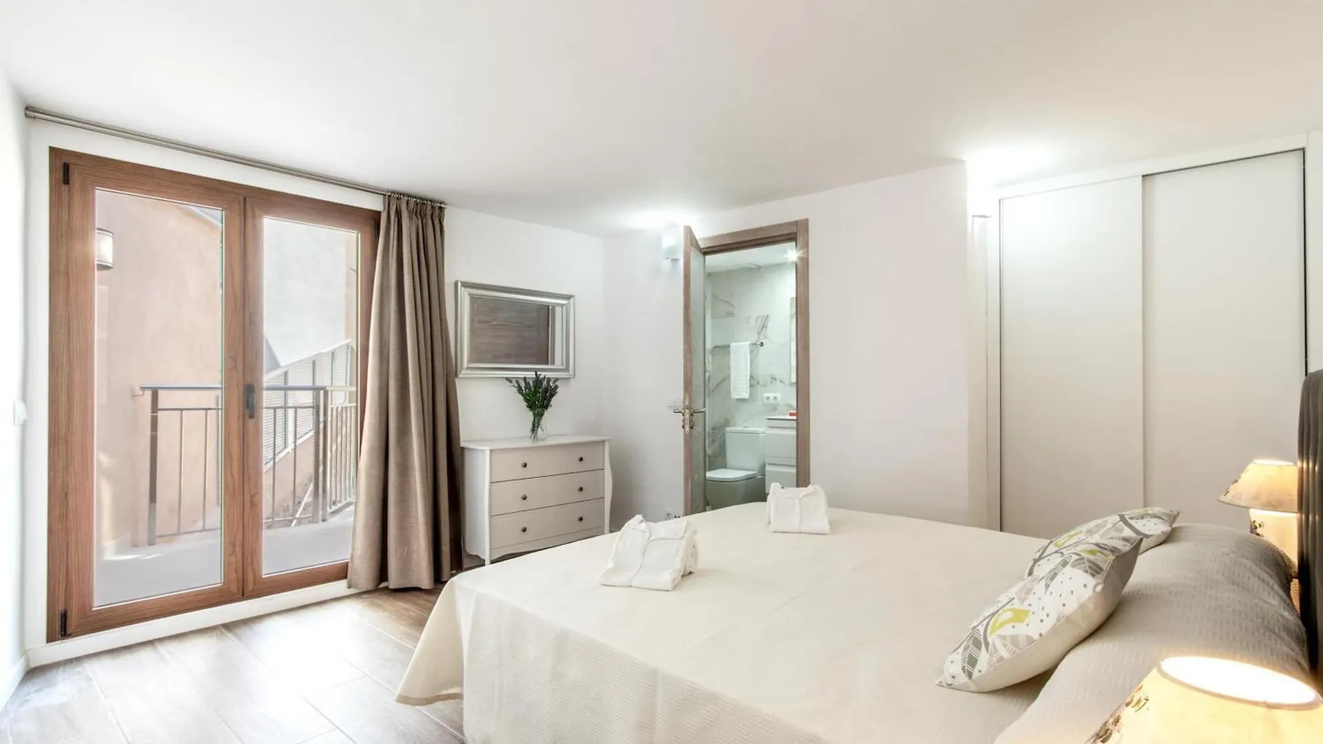 Historic Pollensa Townhouse Casa Roca Horta 4 Bedrooms Sun Terrace Town Mountain Views فيلة
